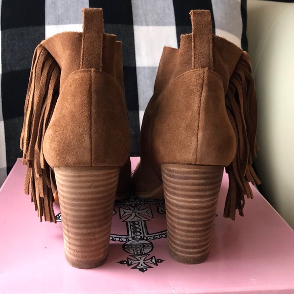 Super cute ankle booties with fringe on sides. - Picture 3 of 6